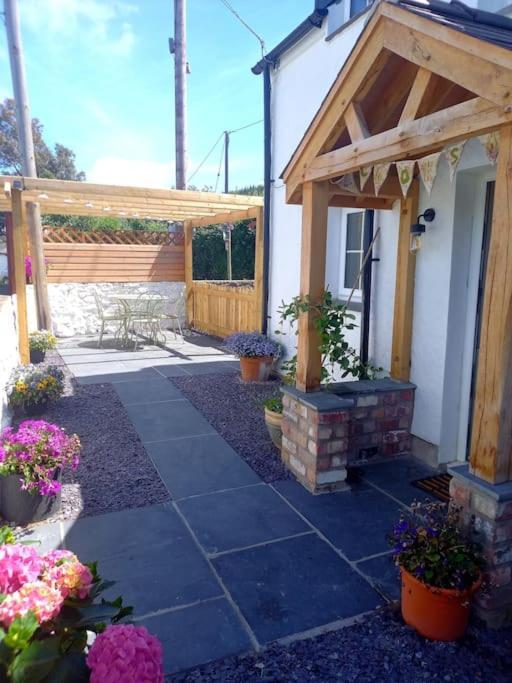 Cosy 2 Bed Cottage Between Snowdonia And The SeaLlandegai エクステリア 写真